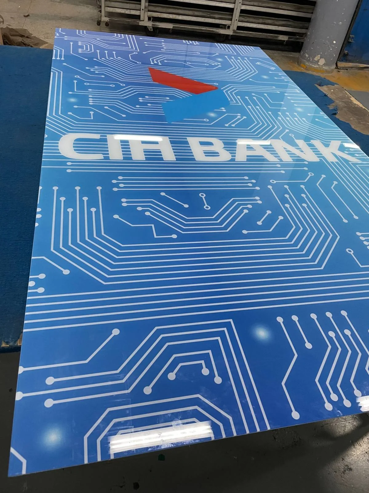 CIH Bank — verre imprimé circuit, gros plan