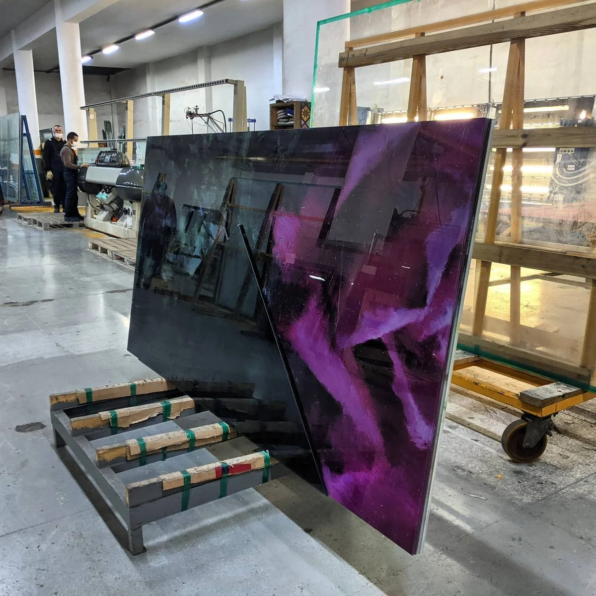 Verre imprimé violet et noir — Vitrage Technologie