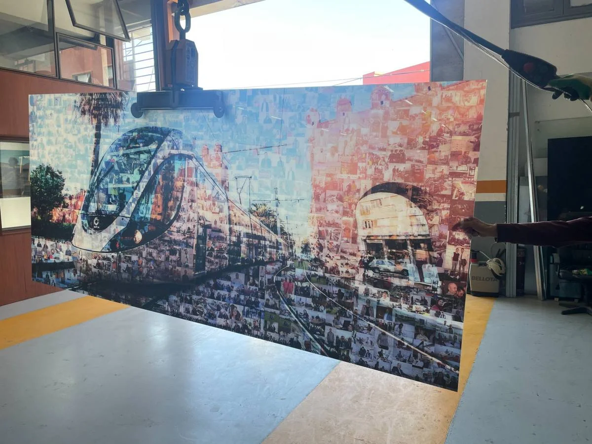 Panneau verre imprimé tramway — levage en atelier